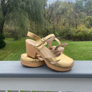 ✨Swedish Hasbeens✨ GOLD sandal clogs w/ buckle